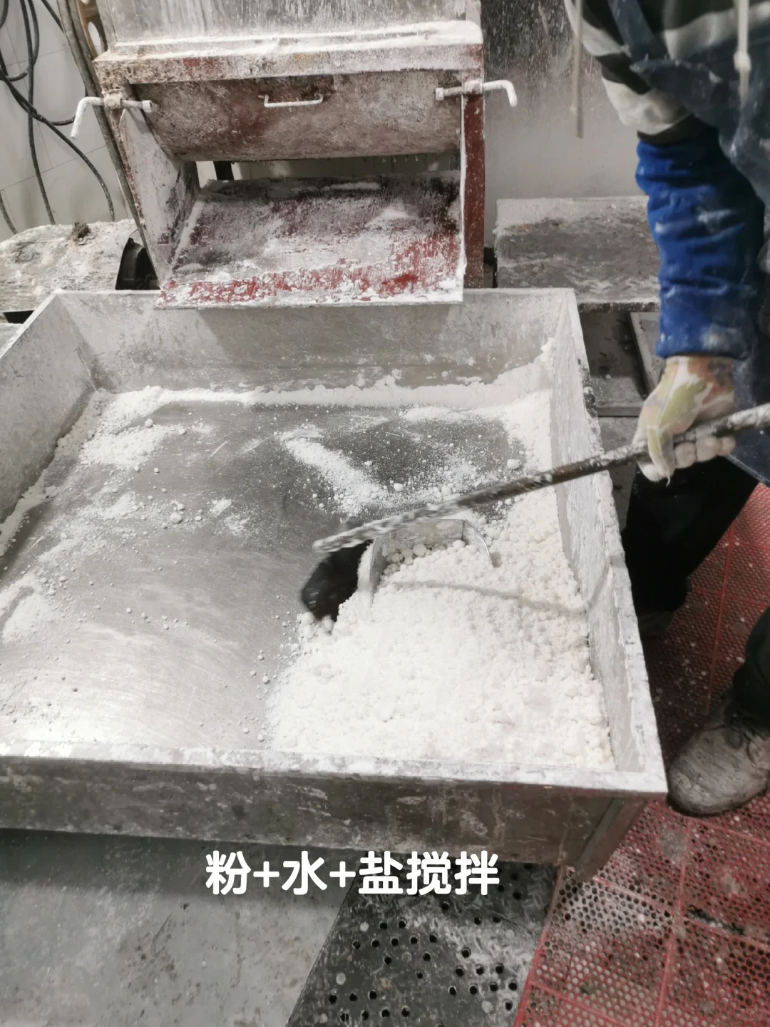 城里来的游客把小作坊年糕厂干成流水线了