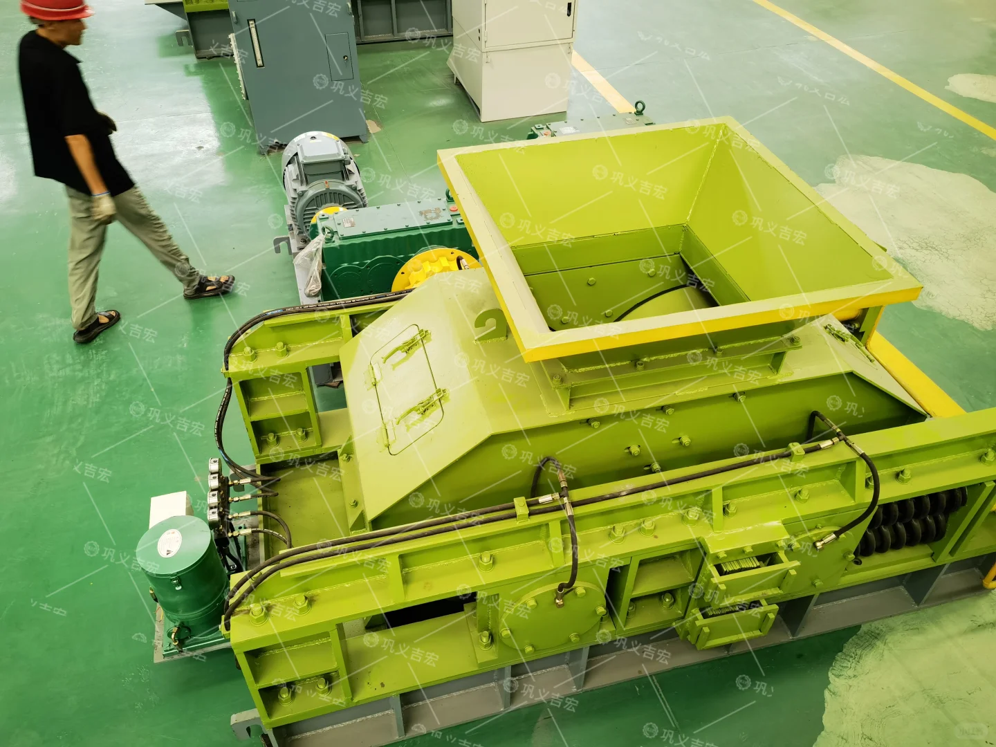 液压对辊机:尾矿资源化利用的绿色技术革新