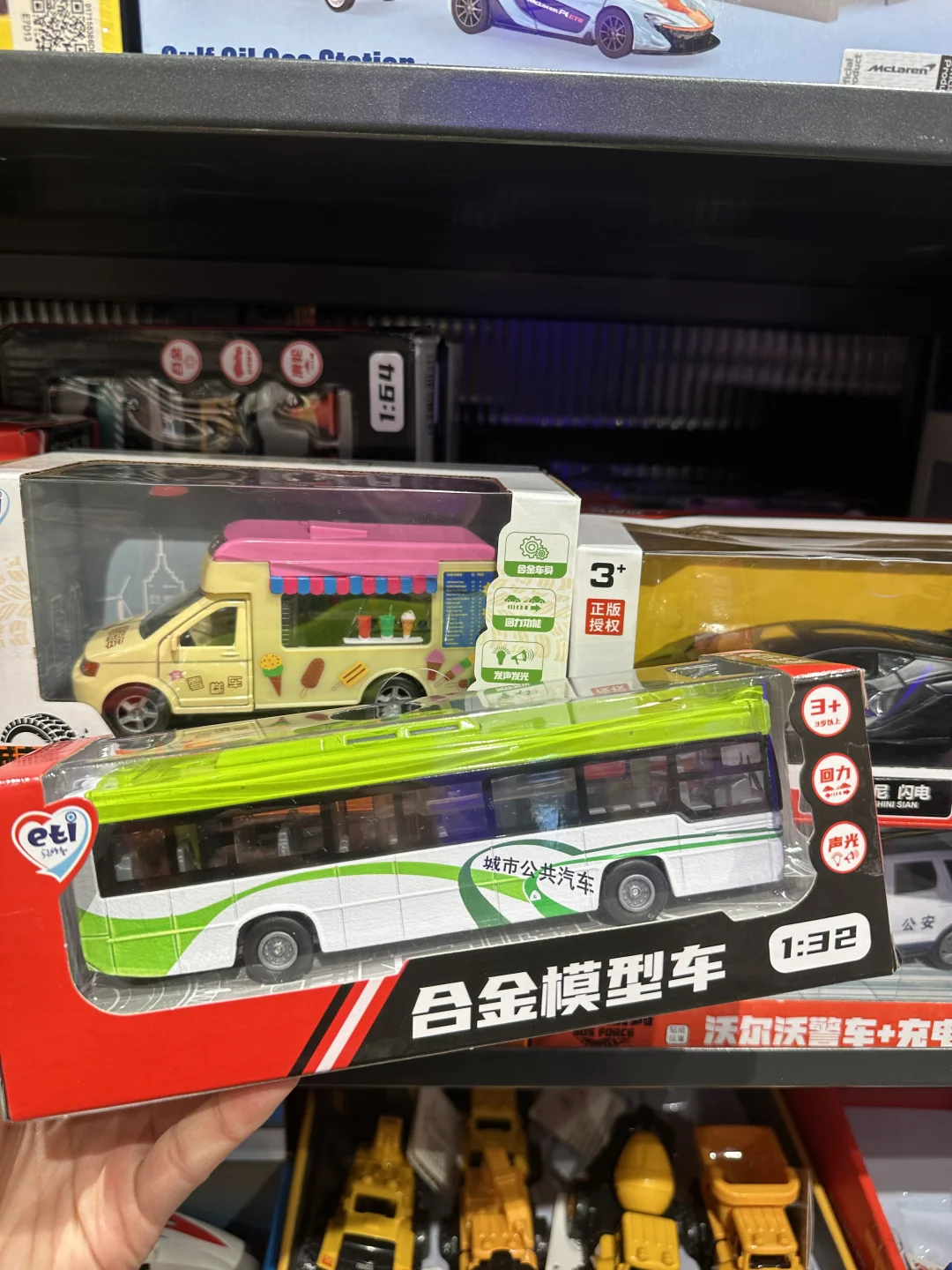 货架直接变成“交通工具展览馆”！