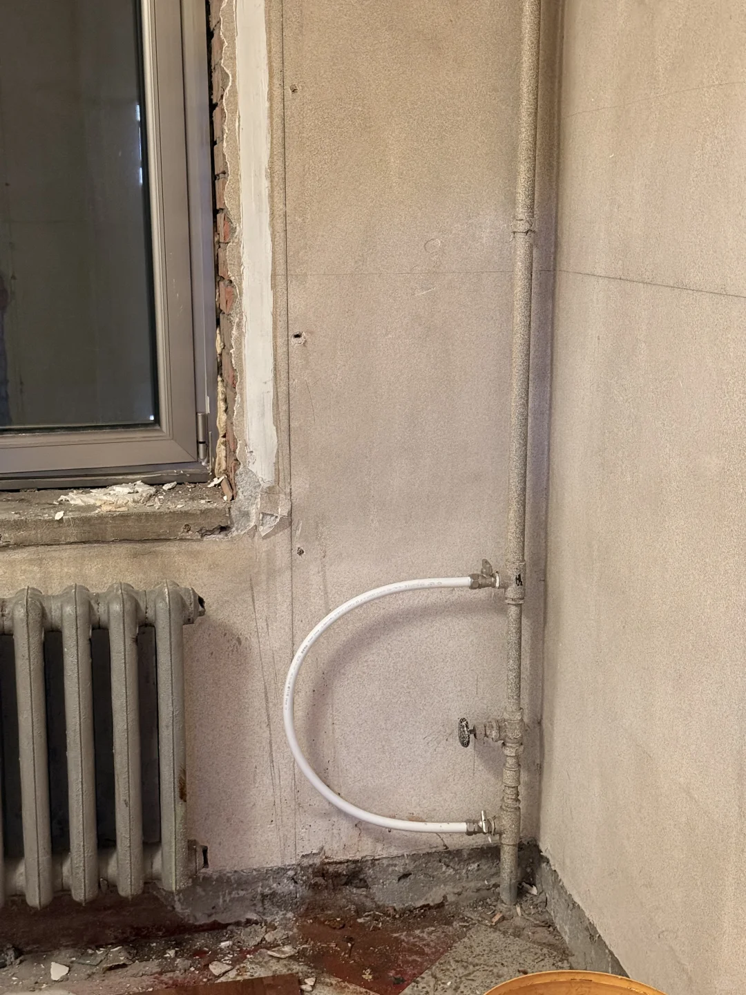 供暖前一天极限安装暖气阀门！