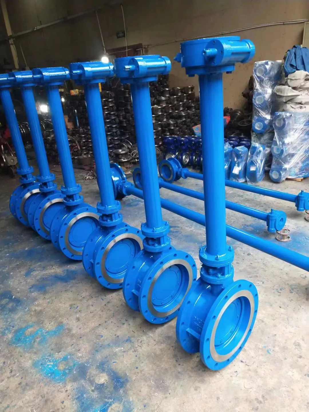 电动蝶阀是现代化流体控制系统中不可或缺的关键部件。它采用电动驱动方式，通过精确的控制系统实现阀门的快速开闭，有效调节介质流量。其结构紧凑、操作简便，广泛应用于化工、石油、电力等行业，为流体输送提供了高