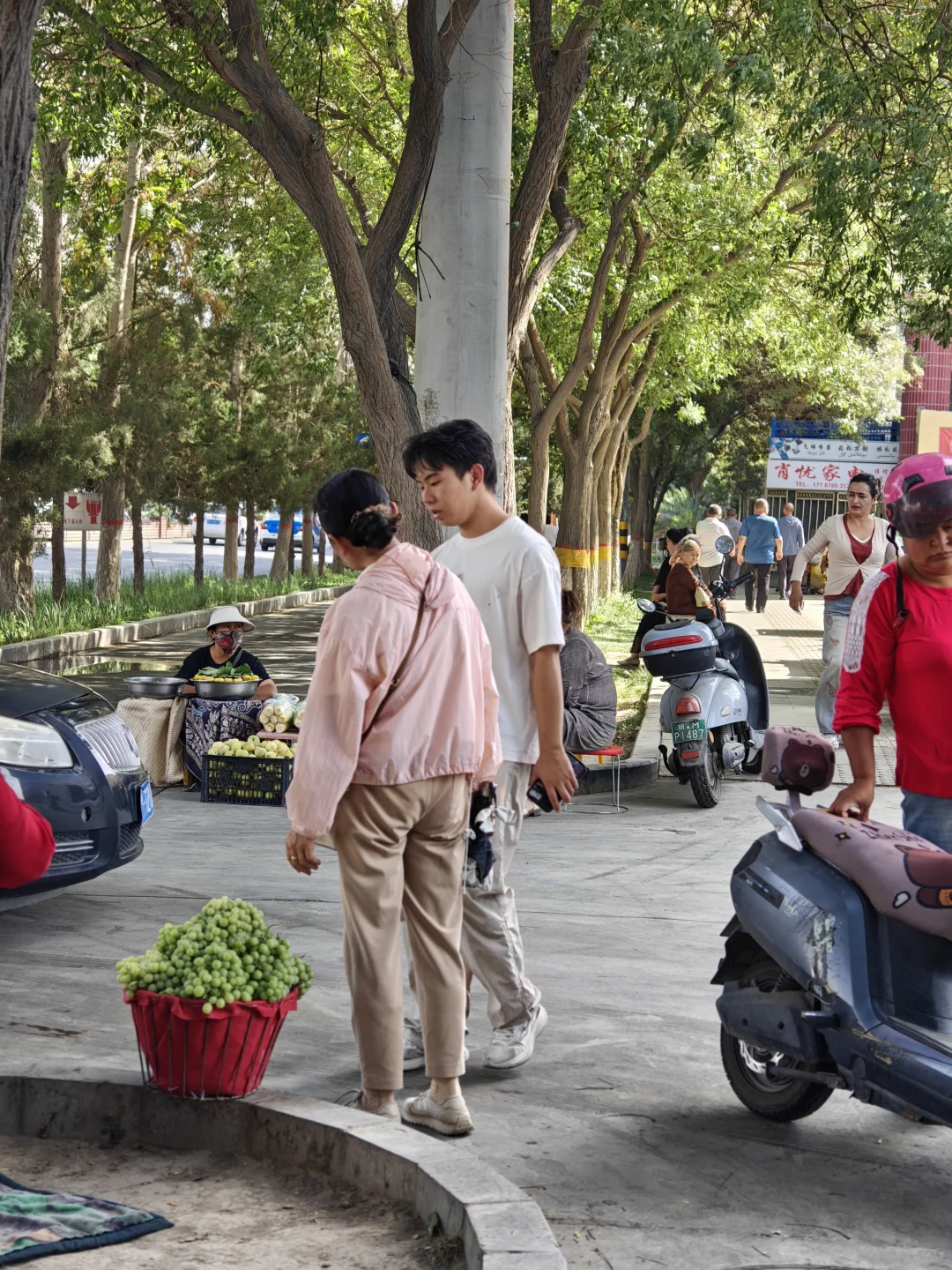 库尔勒当地人买东西的市场