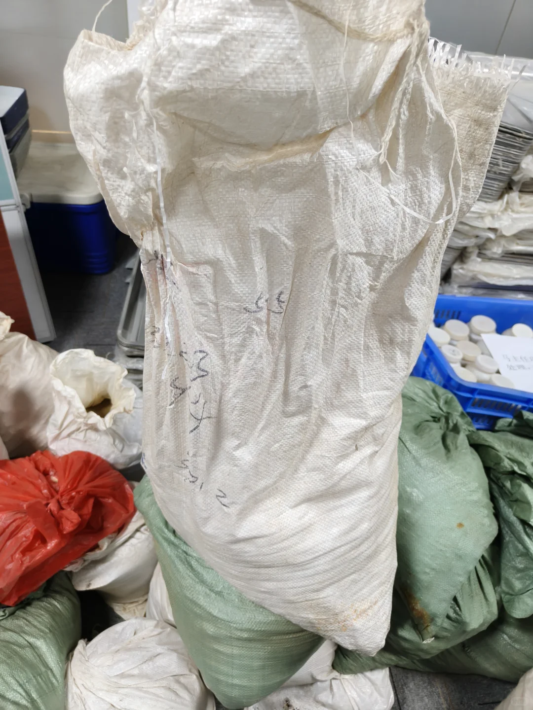 今天来看客户现场的危废固废处理