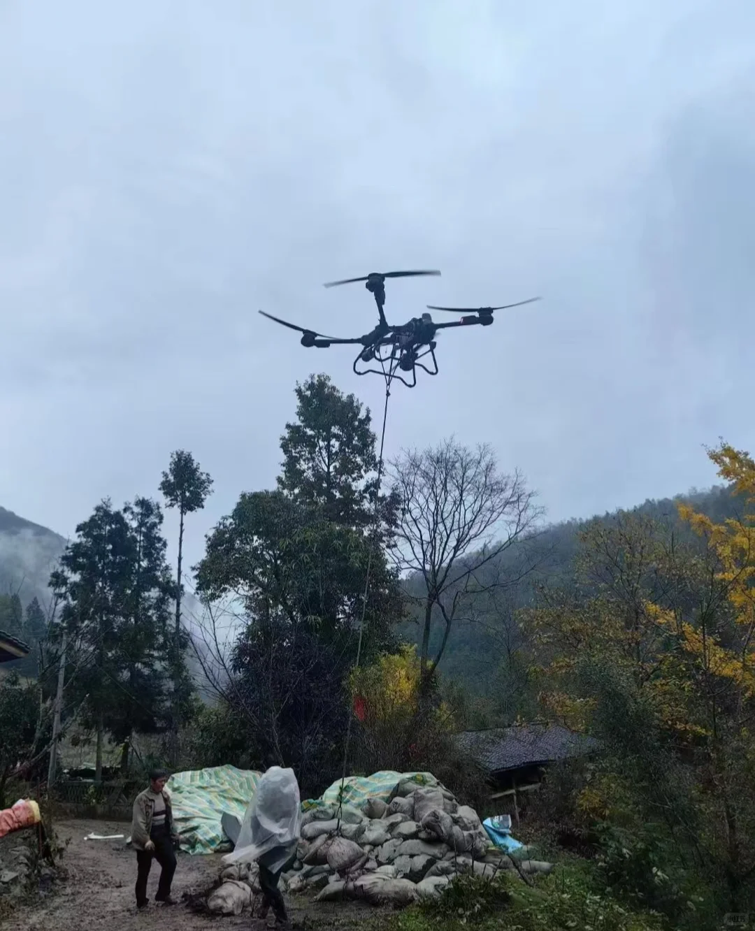 无人机吊运赚3000一天？