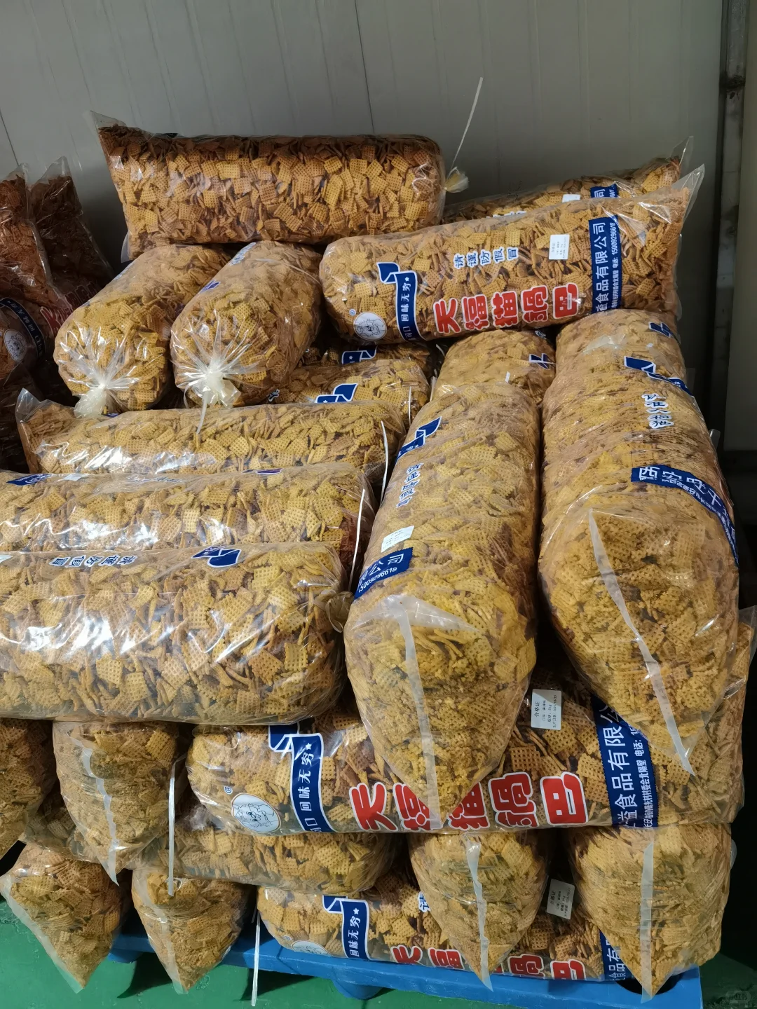 去村子里的锅巴厂买了一箱锅巴