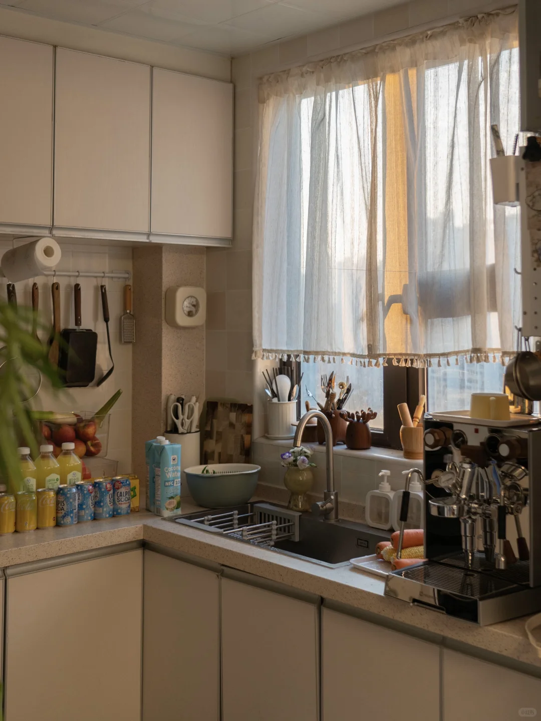 帮房东装完落地窗后，出租屋让我住成了家