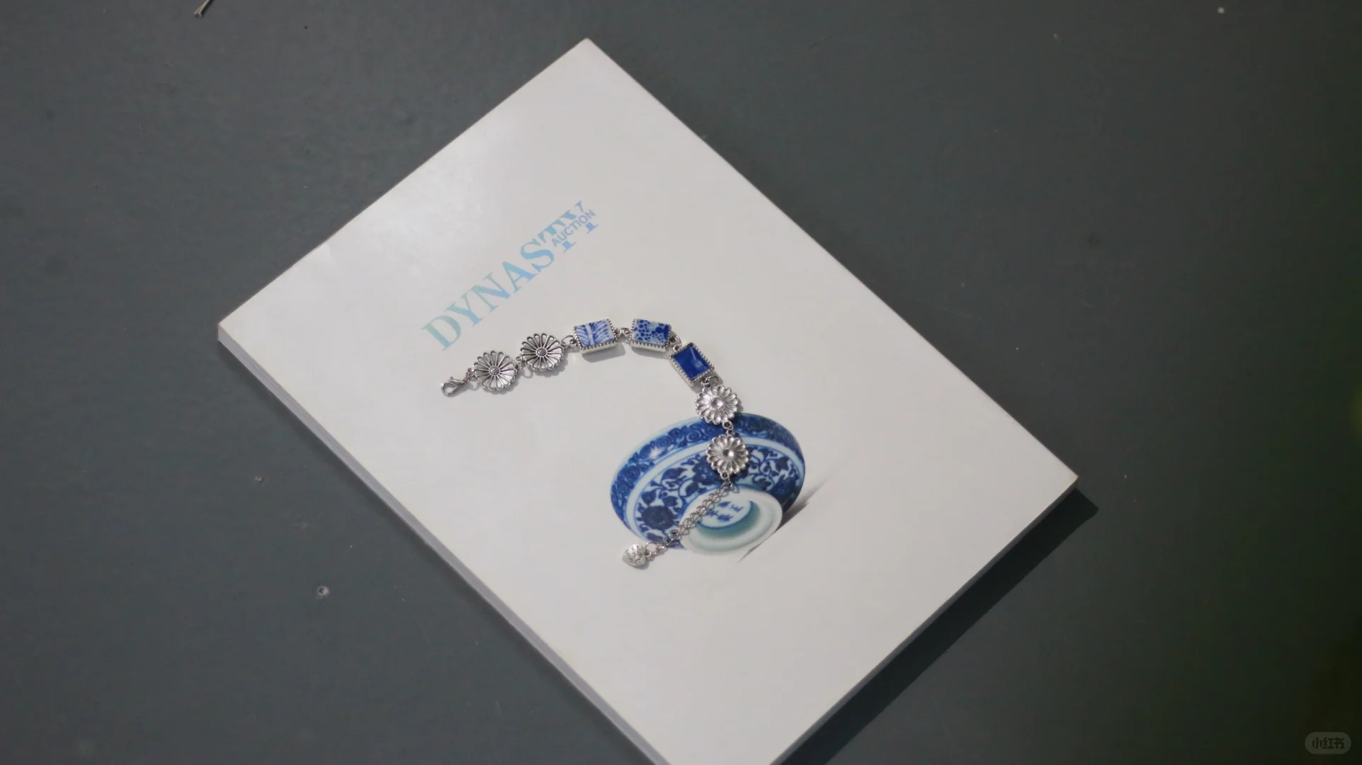 我把陶瓷碎片戴在了手上