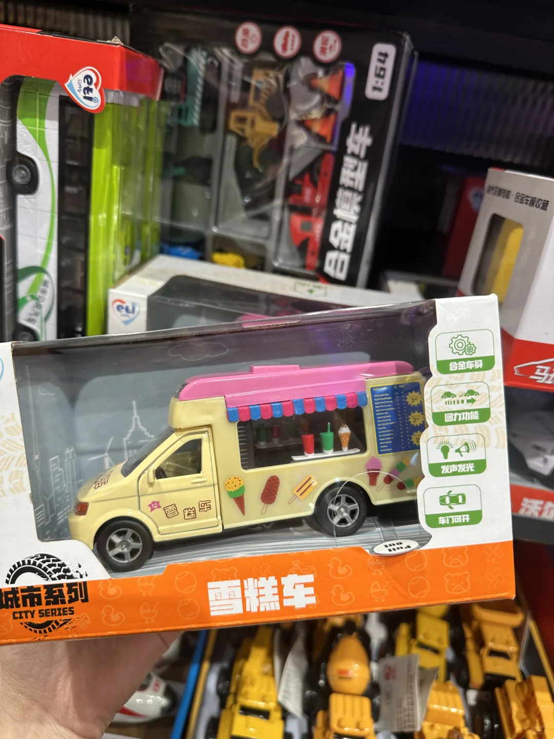 货架直接变成“交通工具展览馆”！