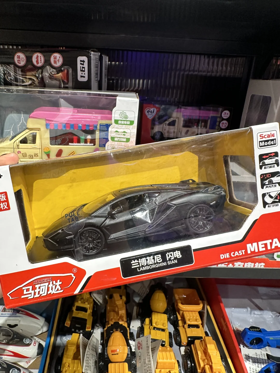 货架直接变成“交通工具展览馆”！