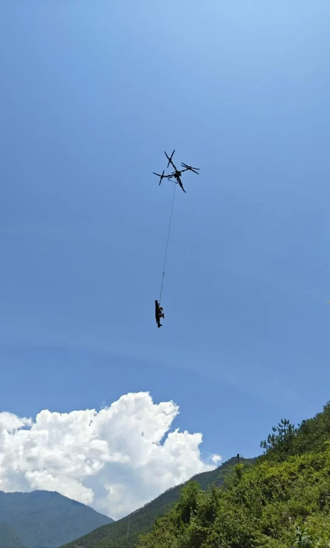 解锁无人机新技能！当“空中搬运工”