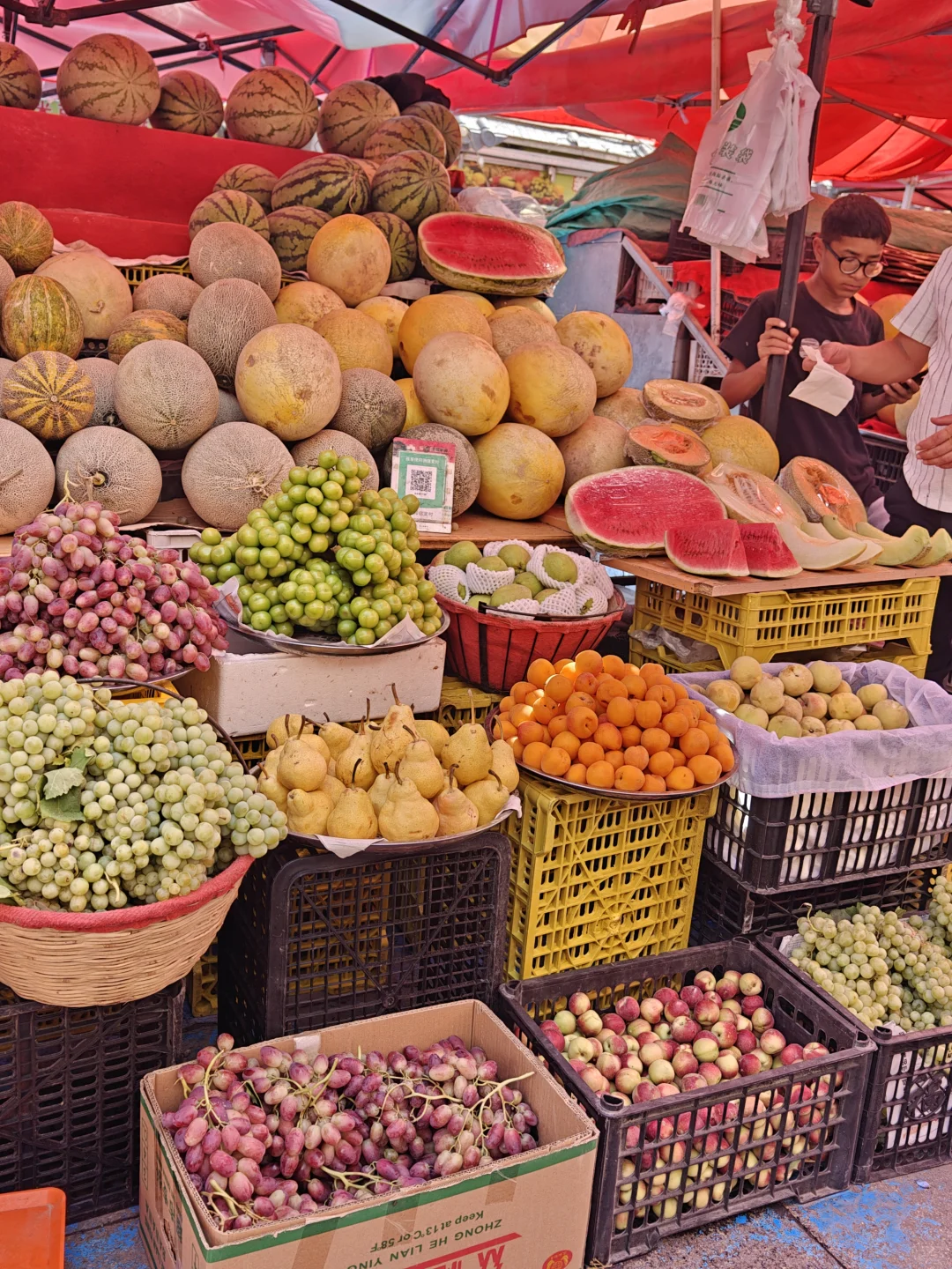 库尔勒当地人买东西的市场