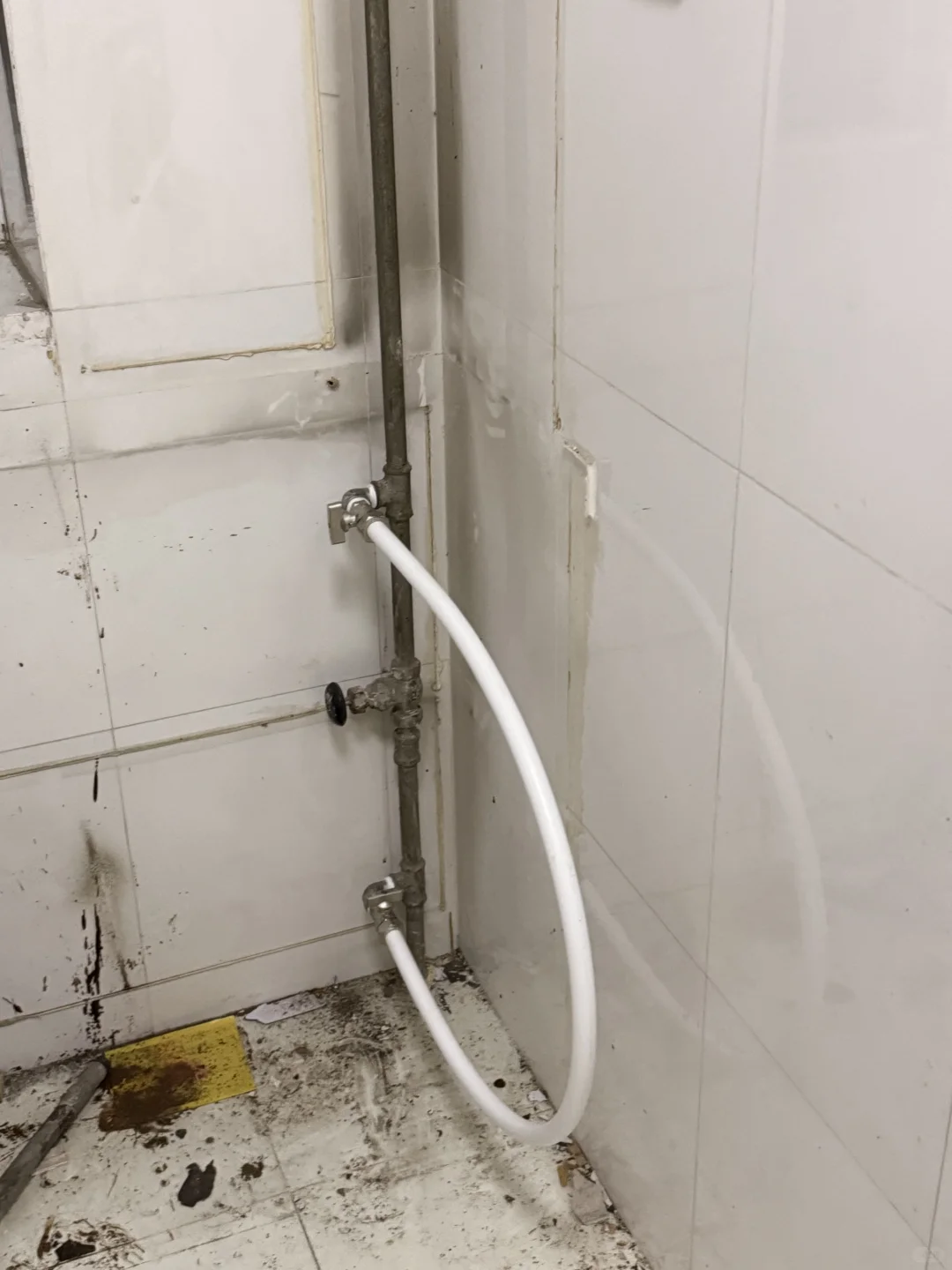 供暖前一天极限安装暖气阀门！