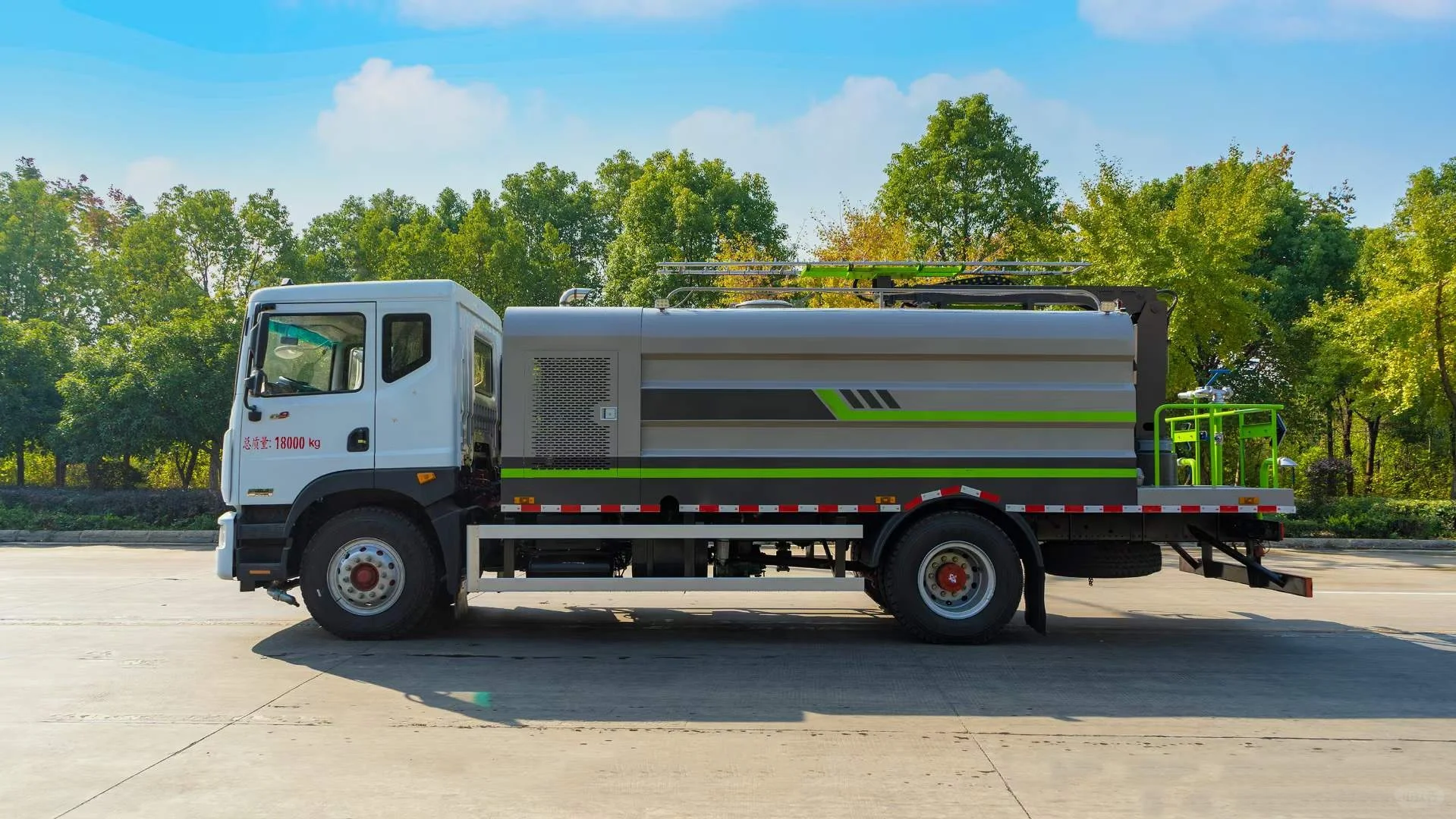 光伏板清洗车实践案例分享:高效清洁车型选