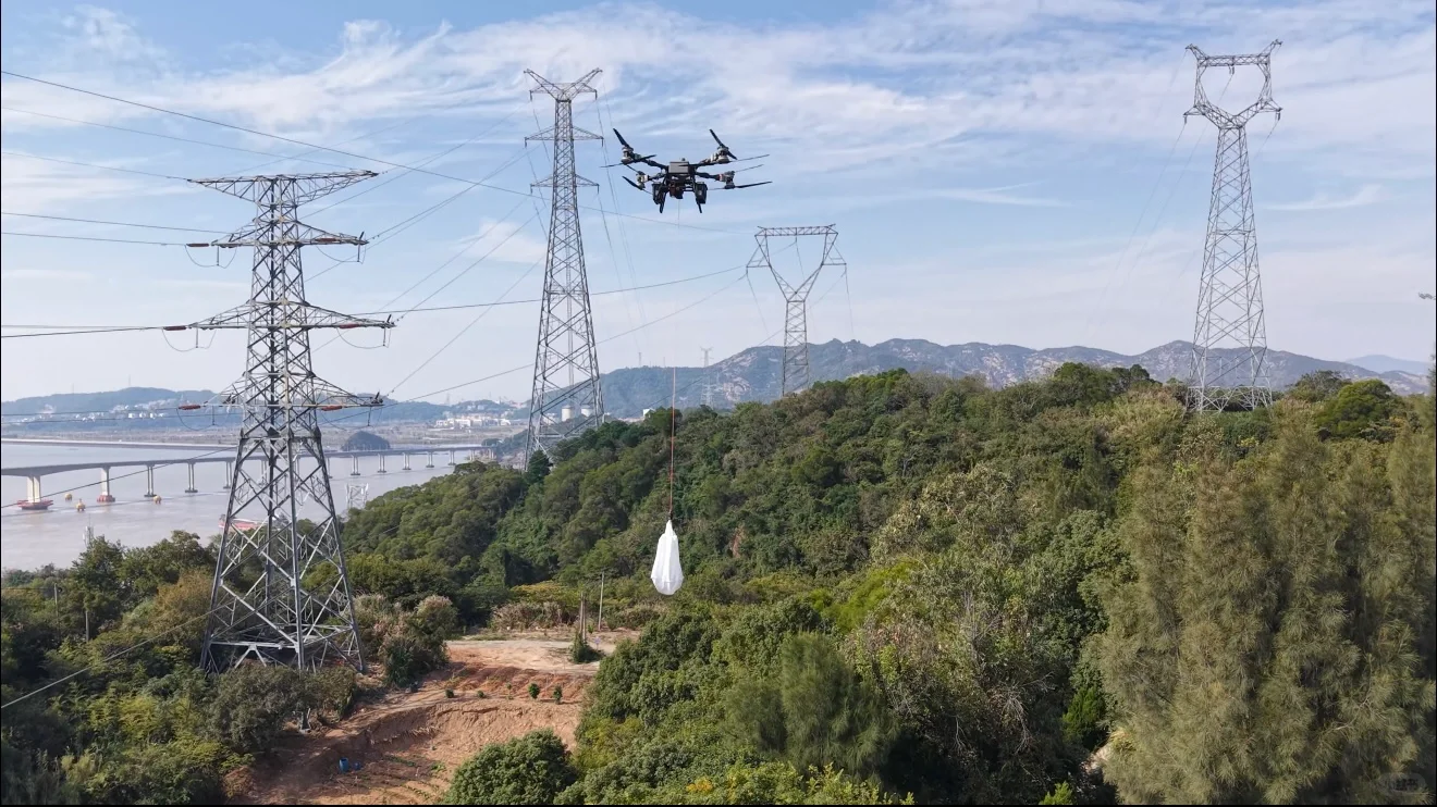 大疆FC100无人机吊运