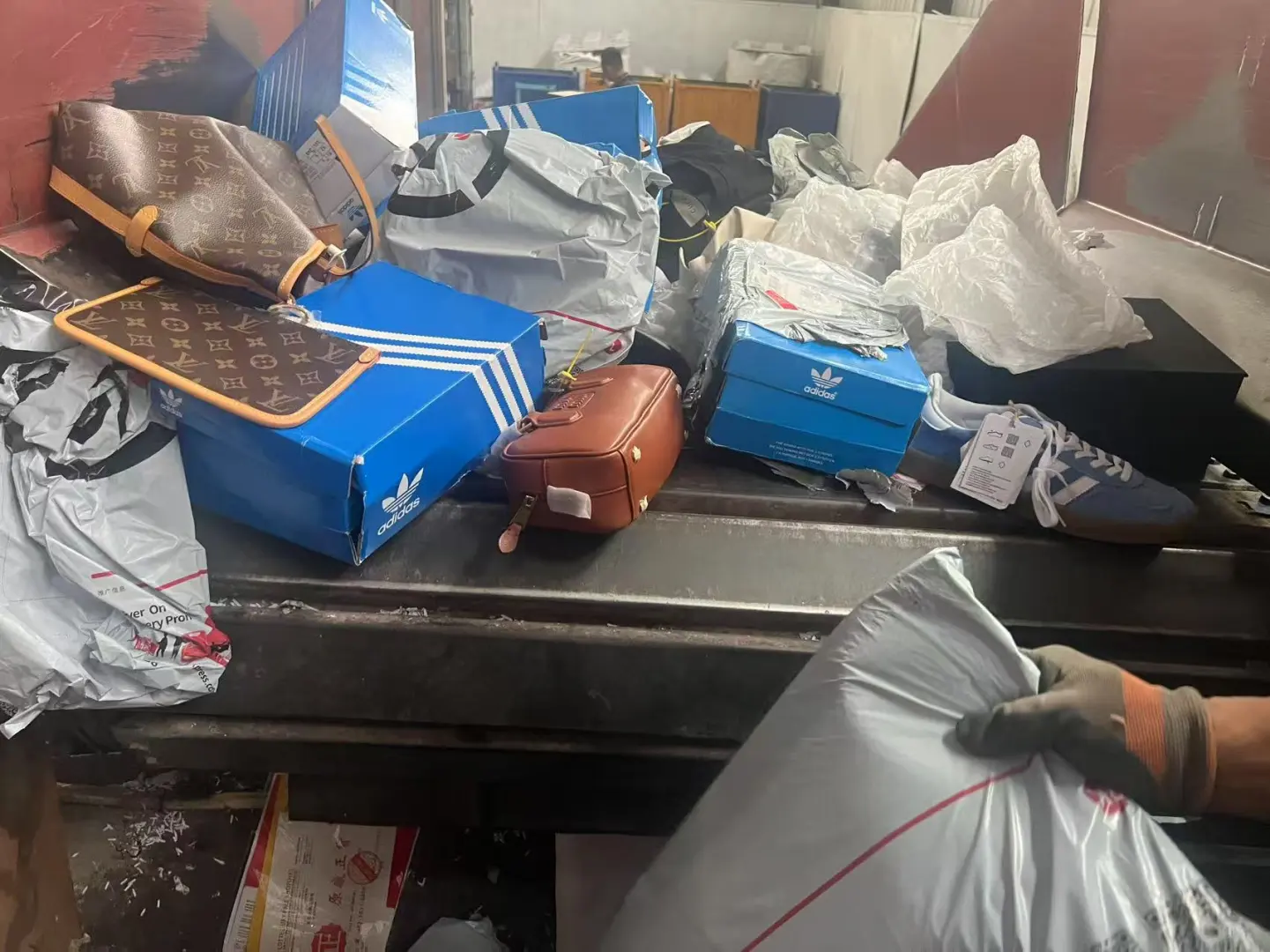 服装鞋帽A货销毁