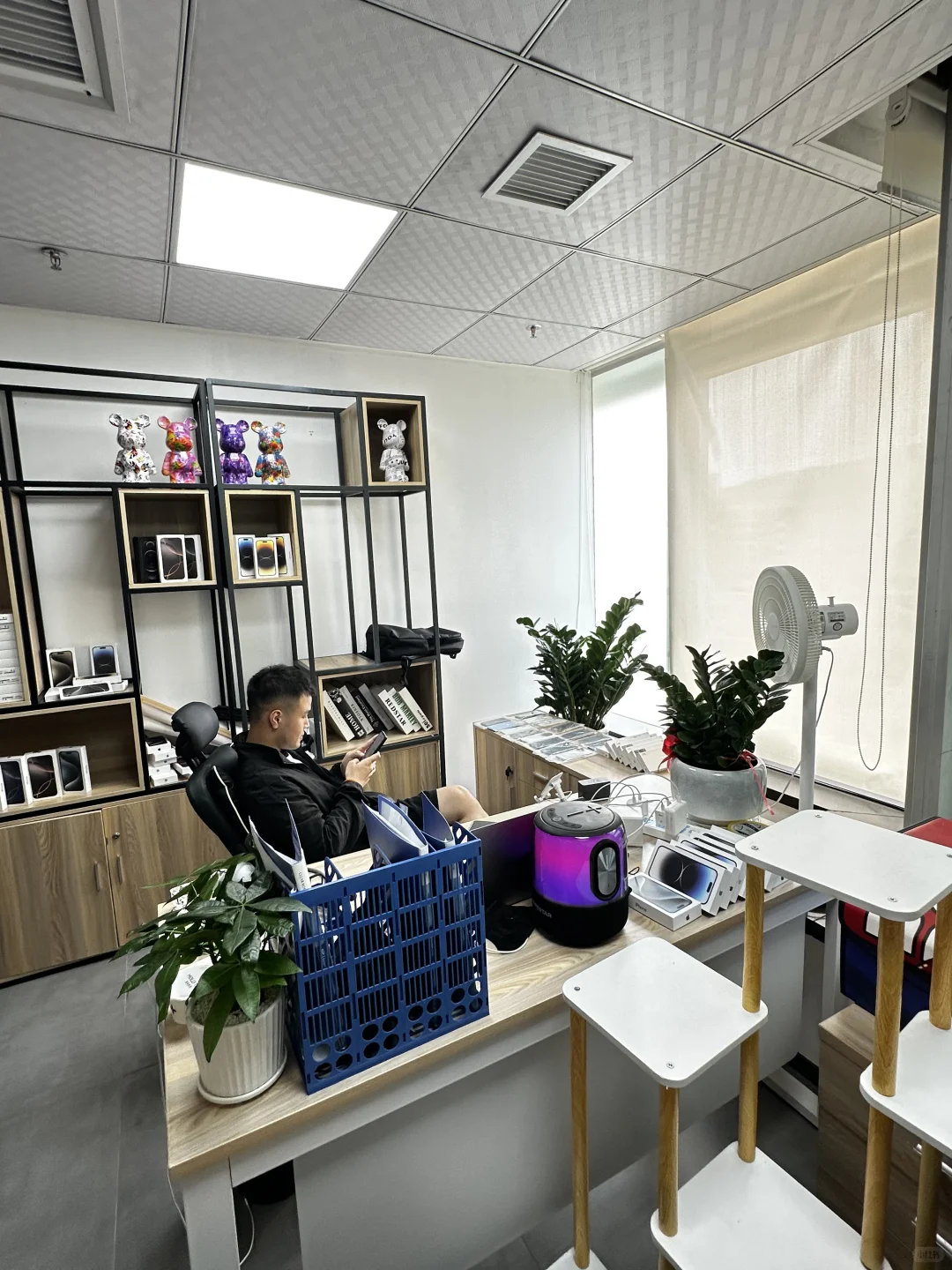 ?老弟牛哇！居然在深圳开了这么大的公司！