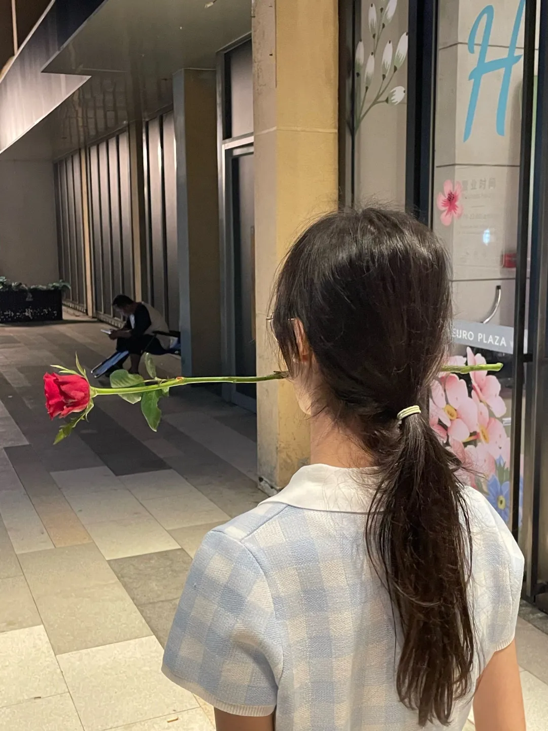 漂亮的花当然给漂亮的你啦！！！