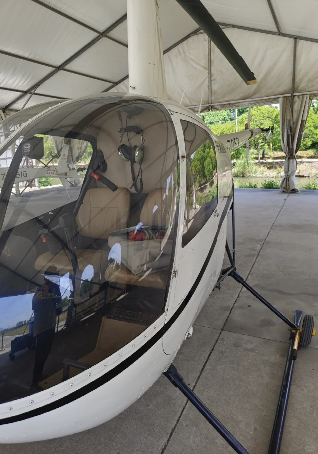 罗宾逊R22直升机