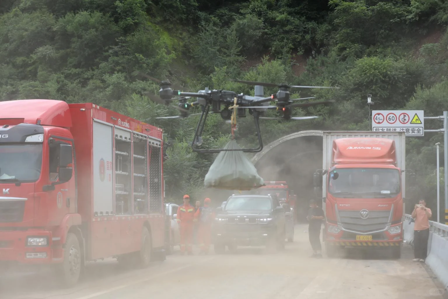 怀柔暴雨持续，直击无人机救援现场