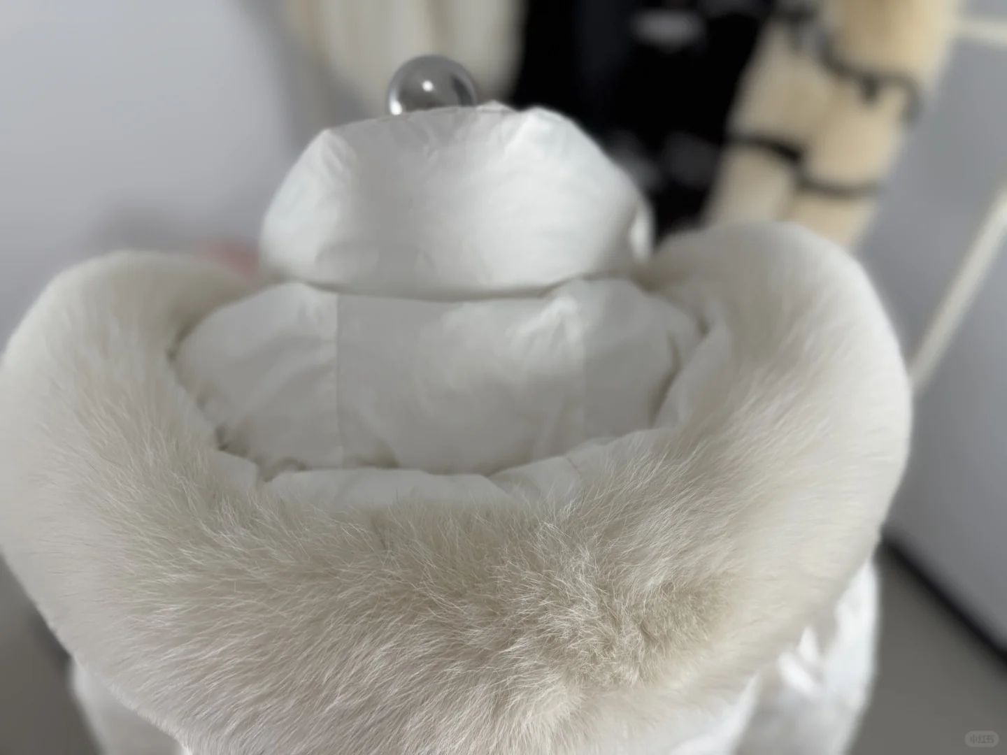 工厂实拍·羽绒服定制毛领、进口白狐