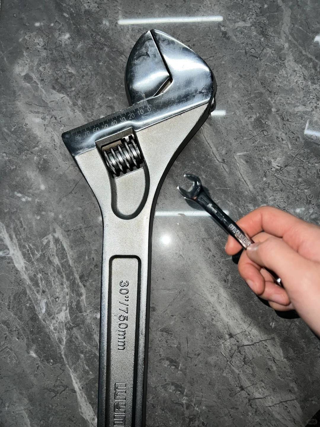 就说这扳手大不大?