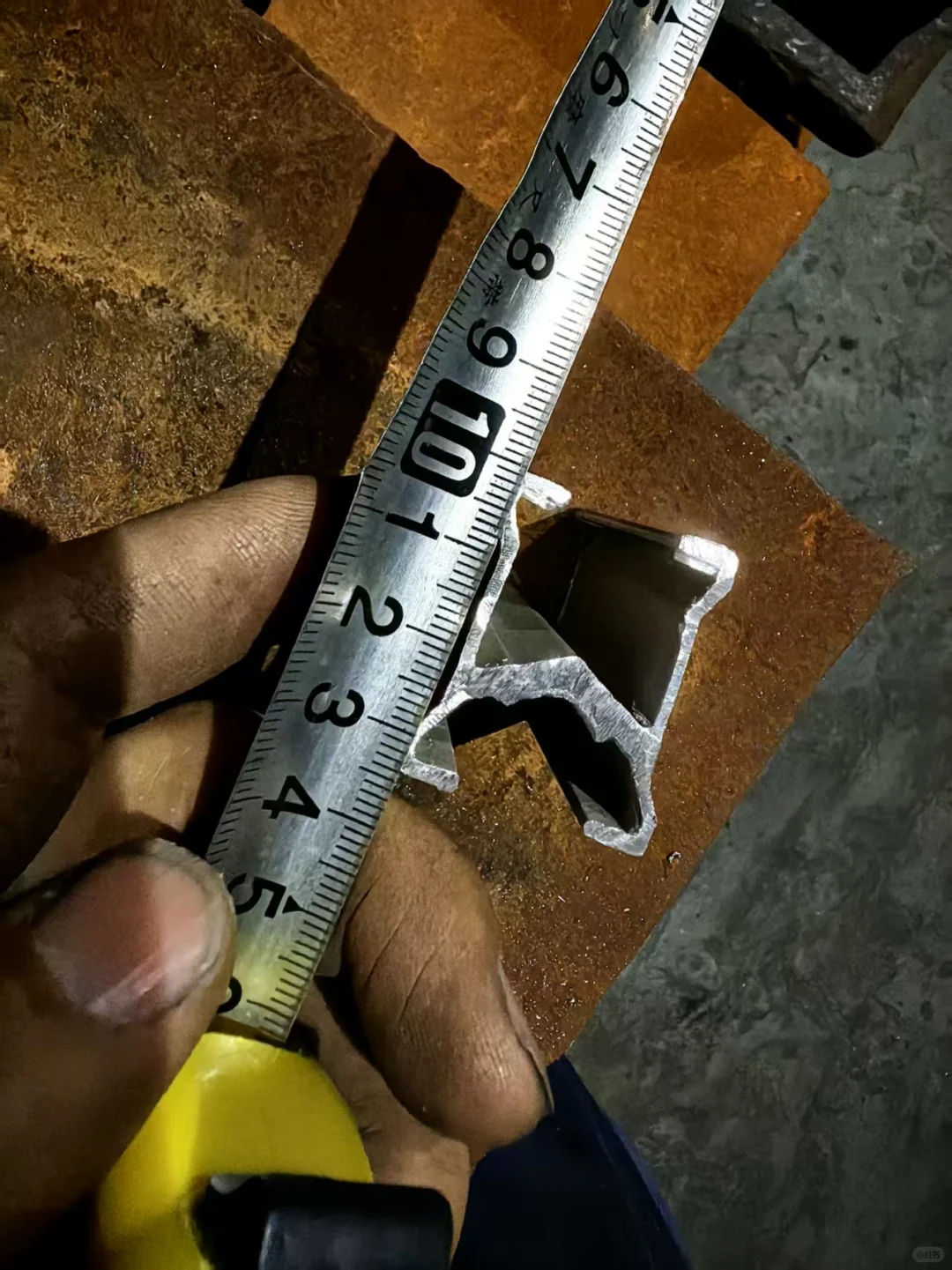 单极安全滑触线是一种为移动设备供电的装置