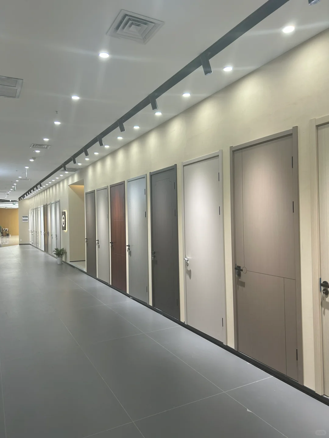 这是一家不止卖瓷砖的店，软装也很齐全