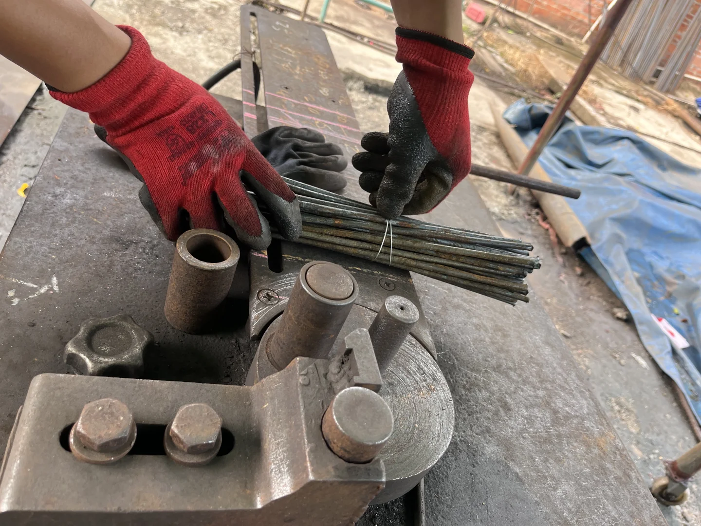 自装崩溃瞬间！砌墙缺钢筋，跑断腿才买到…