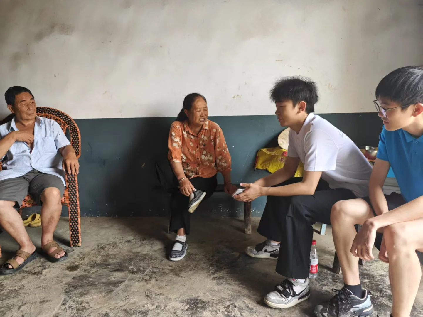 采访当地村民，了解脆桃致富之路