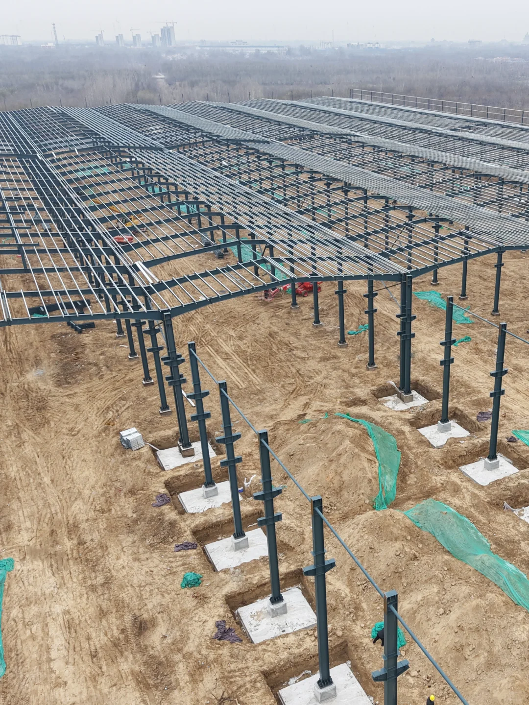 钢结构10万平厂房施工现场实拍