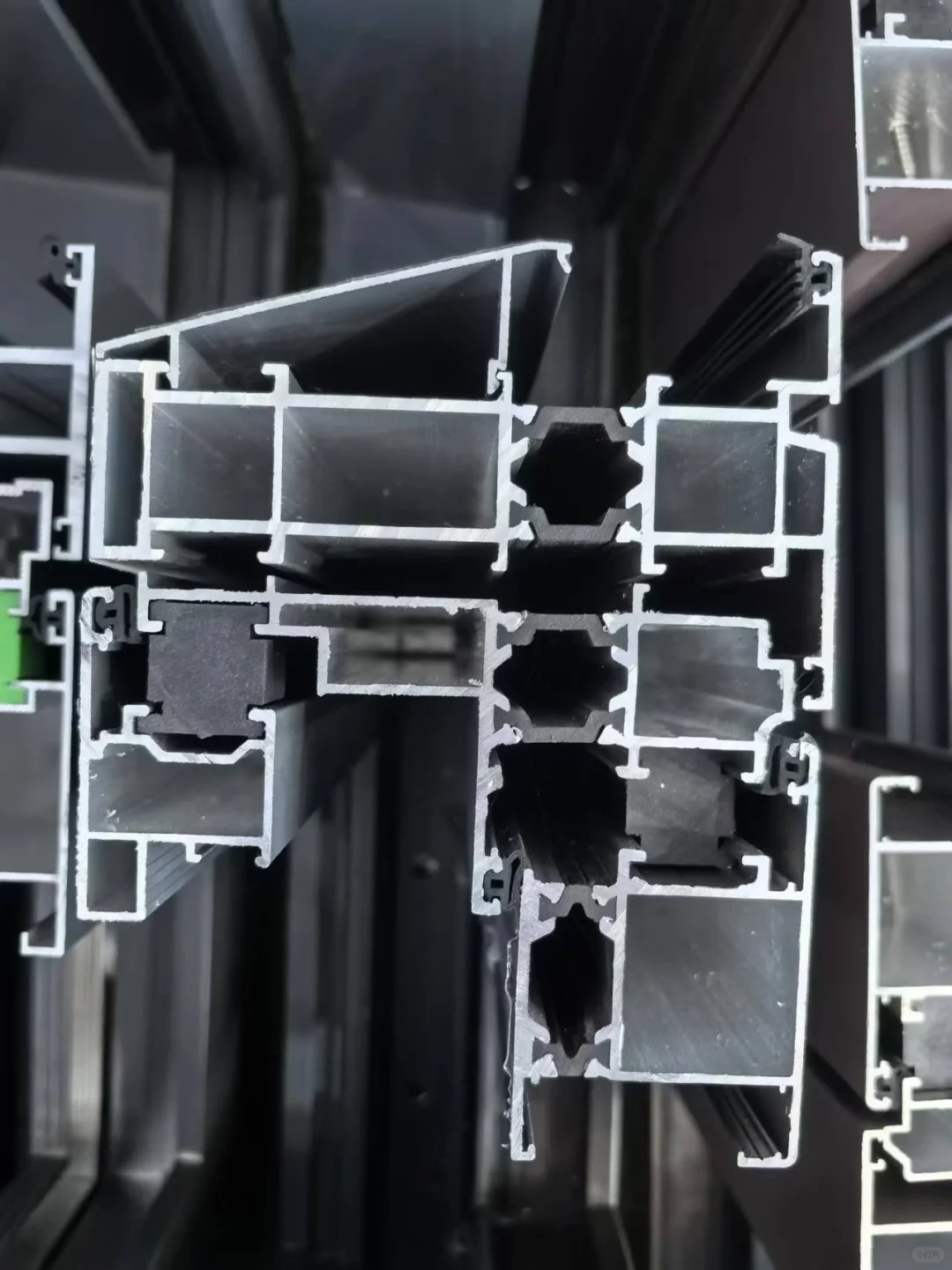 再生铝兼波浪纹断桥铝