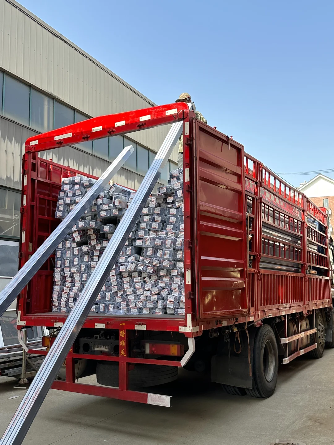 ?早7点门窗工厂卸货实拍！15吨现货直击