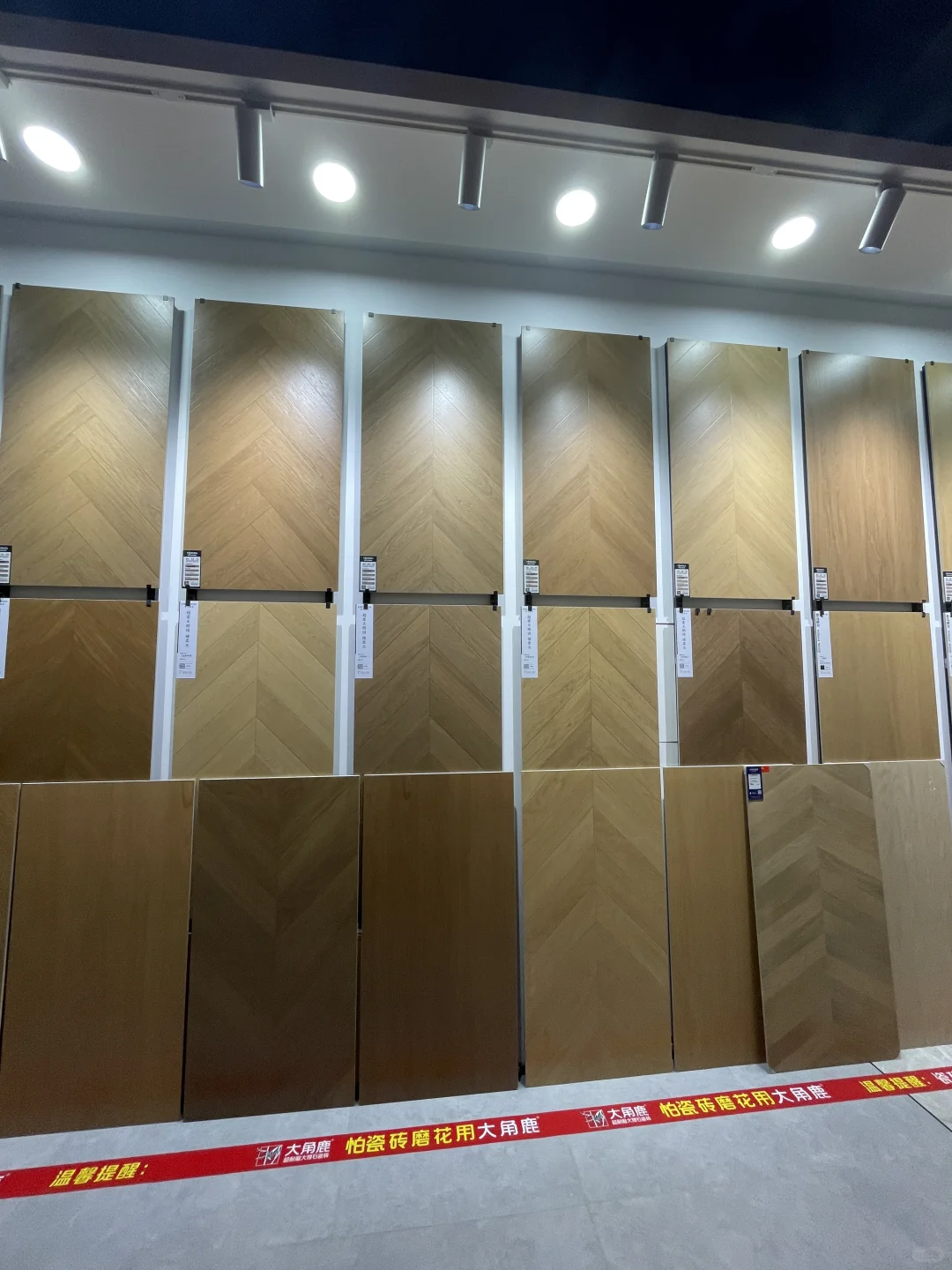 大角鹿瓷砖直卖仓、泰州大型瓷砖批发仓库