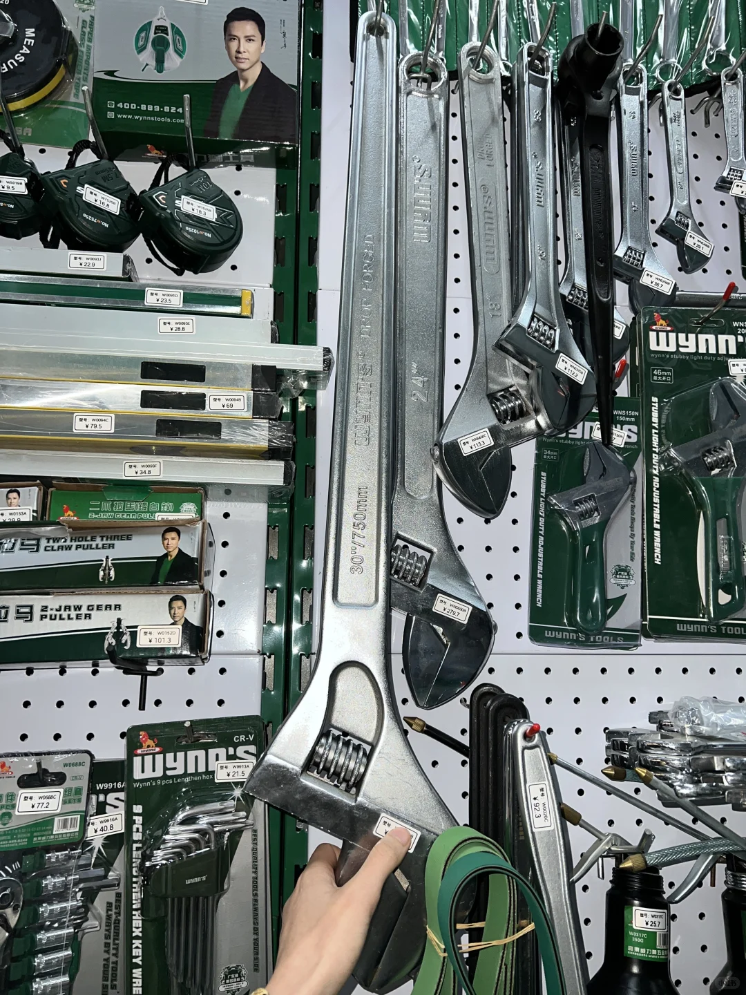 就说这扳手大不大?