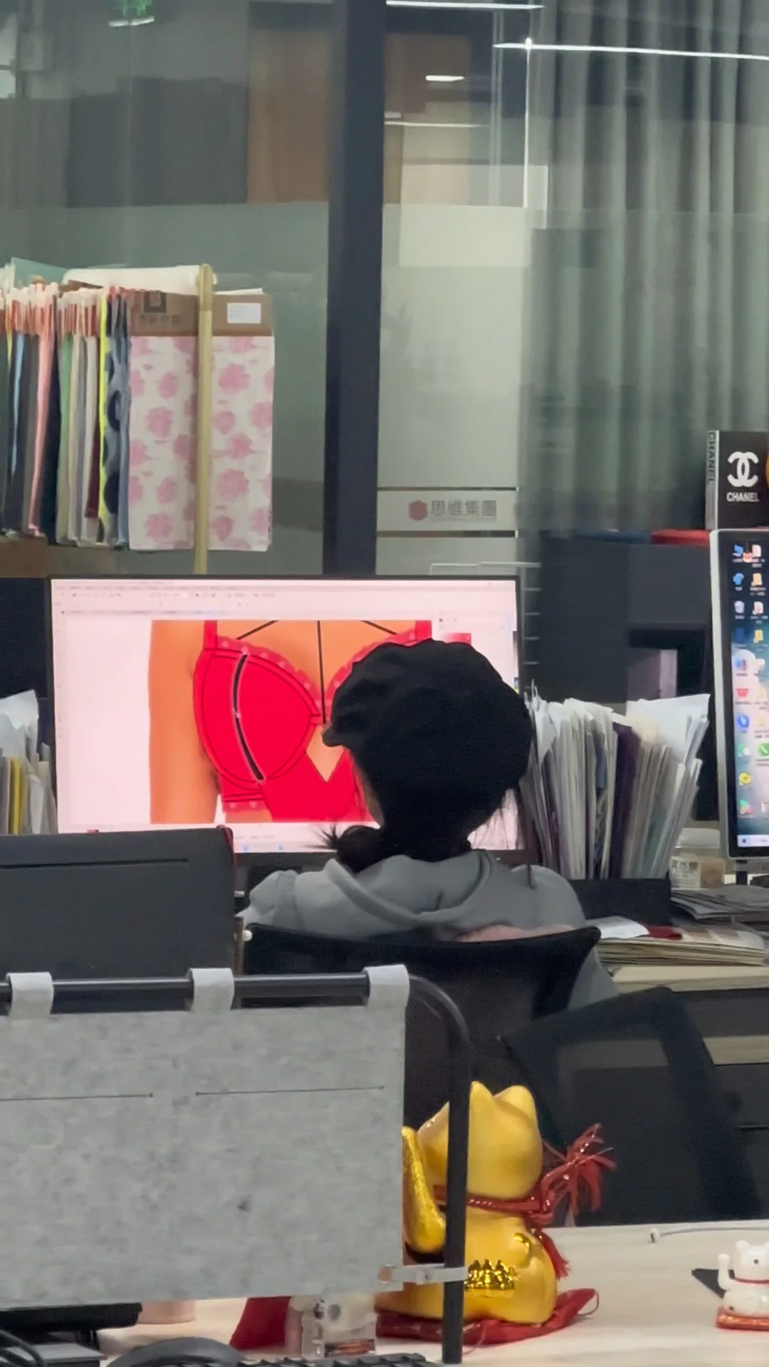 在广州的一家大型服装设计公司