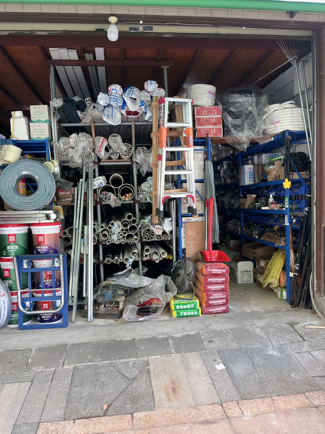 自装崩溃瞬间！砌墙缺钢筋，跑断腿才买到…