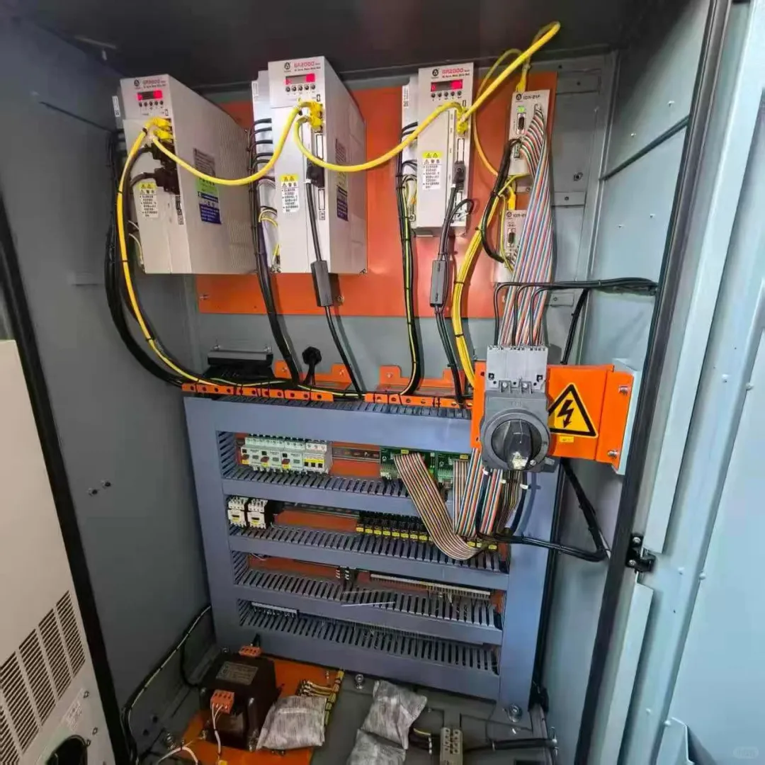 仓库刚到一台宝鸡CK40S斜轨数控车，8寸中空