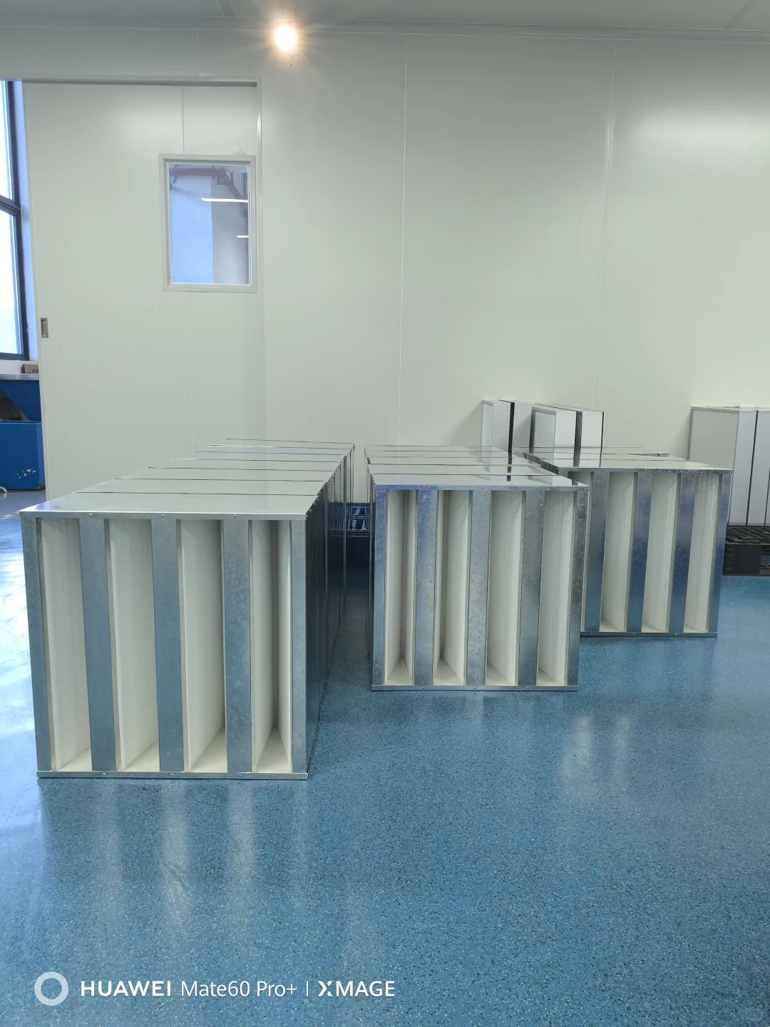 工厂空气过滤器与净化设备实拍