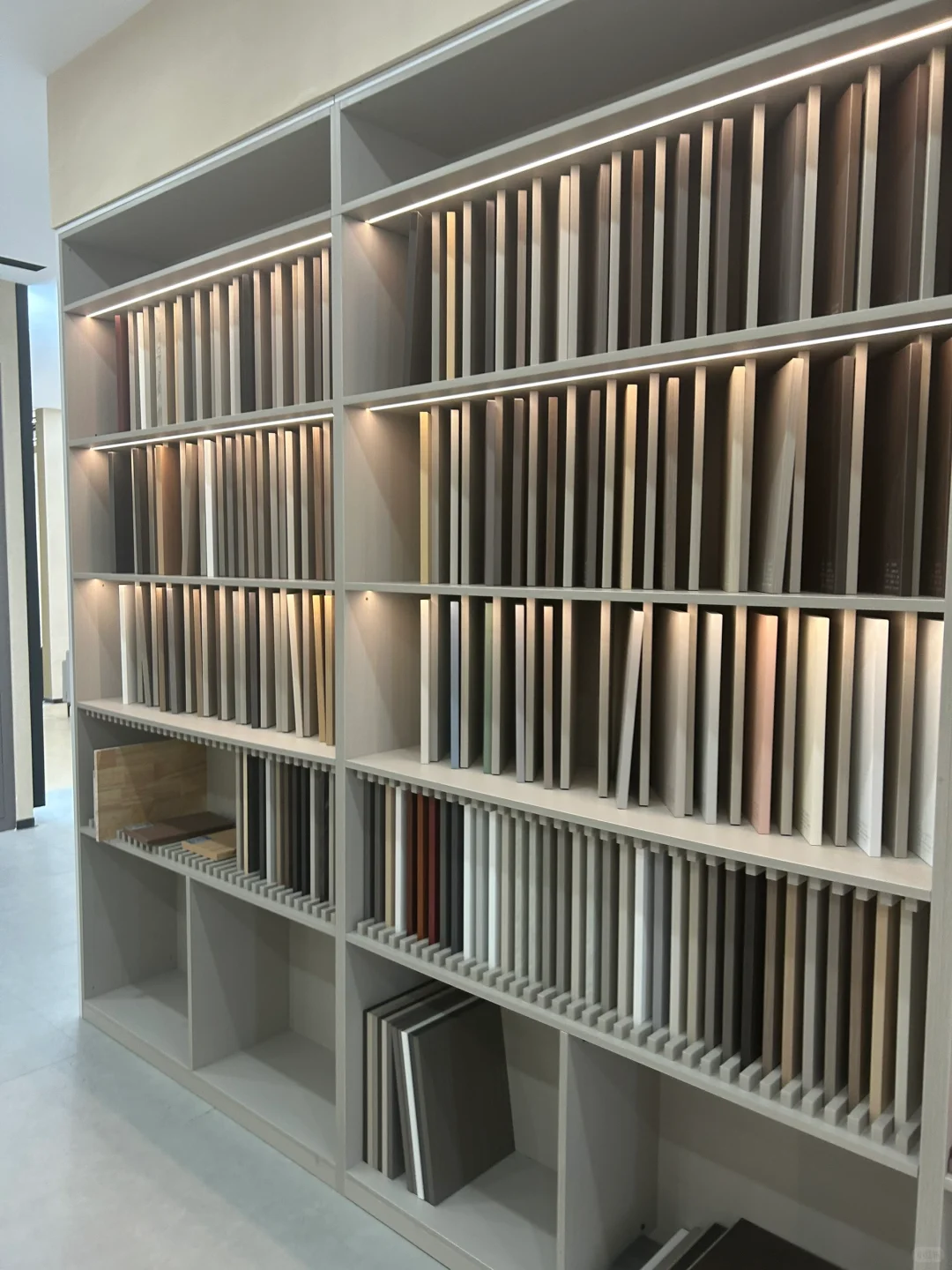 这是一家不止卖瓷砖的店，软装也很齐全