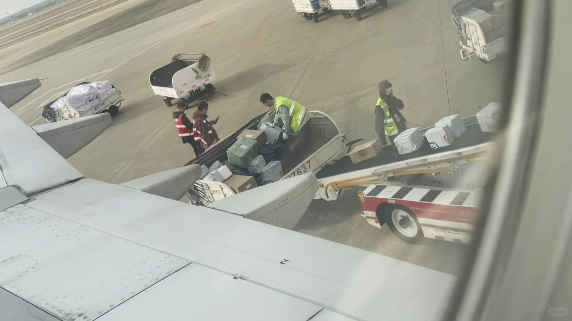 ??客机也运快递?