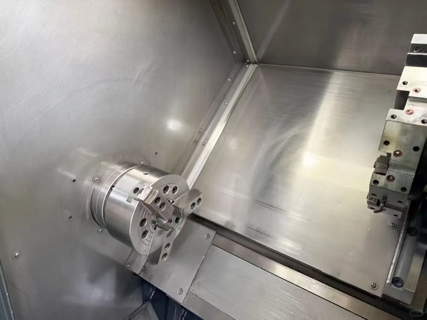 仓库刚到一台宝鸡CK40S斜轨数控车，8寸中空