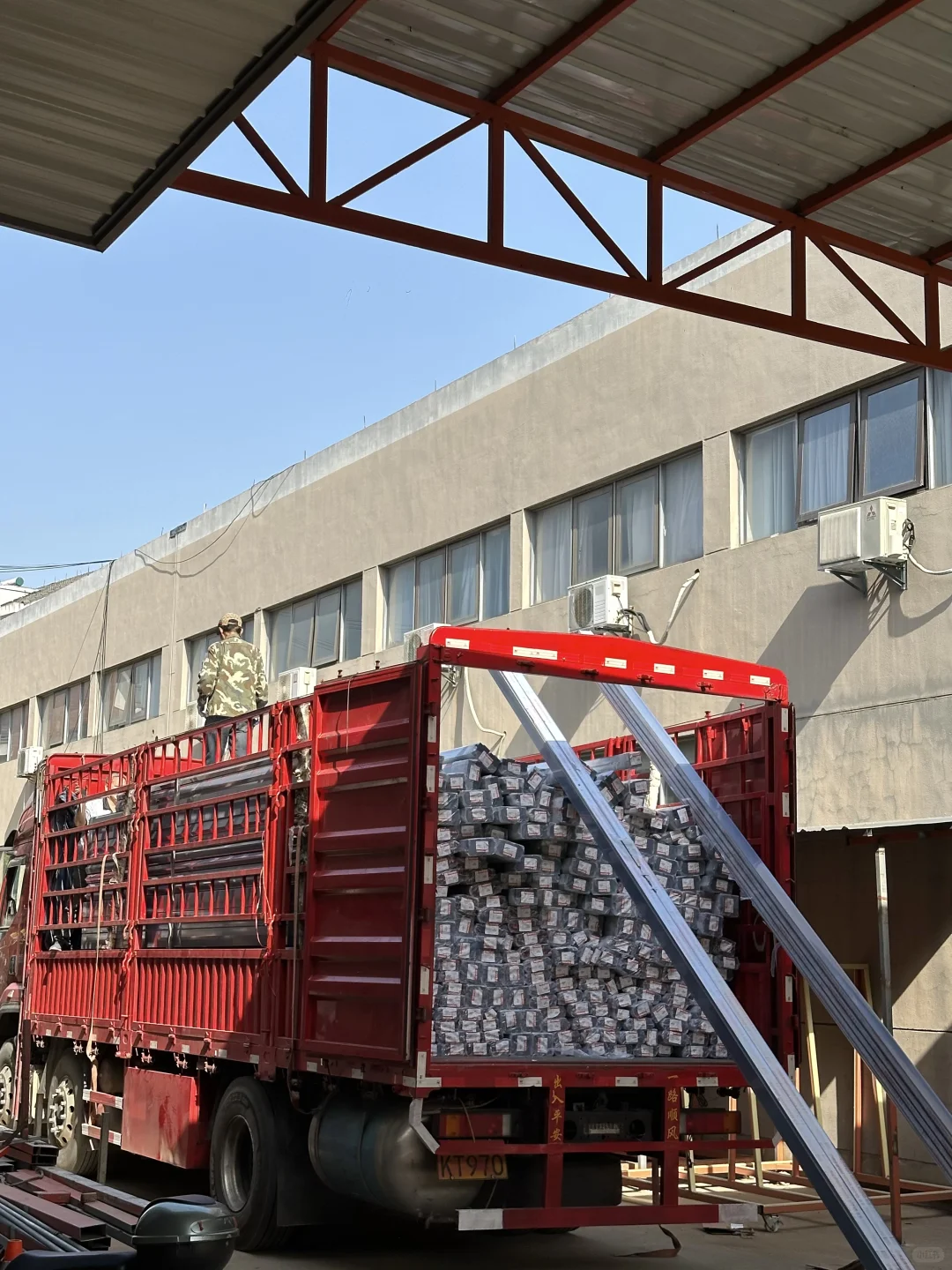 ?早7点门窗工厂卸货实拍！15吨现货直击