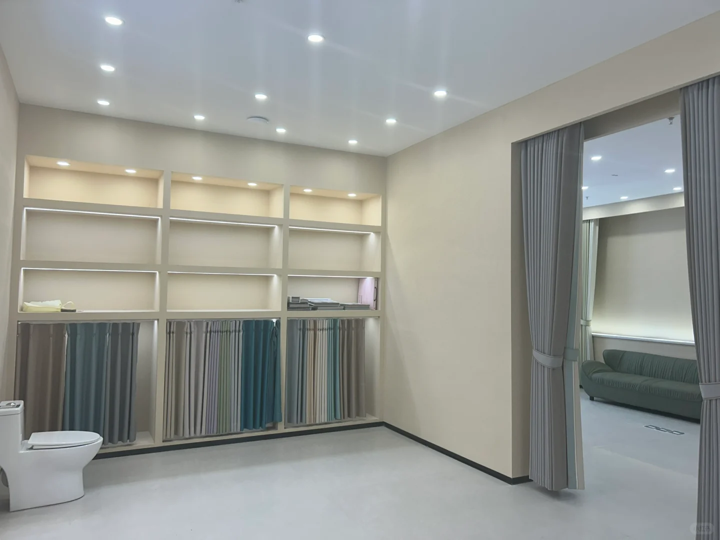 这是一家不止卖瓷砖的店，软装也很齐全