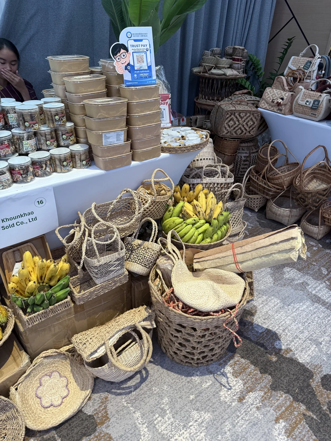 老挝??万象 老挝农业展会上买豆试一下