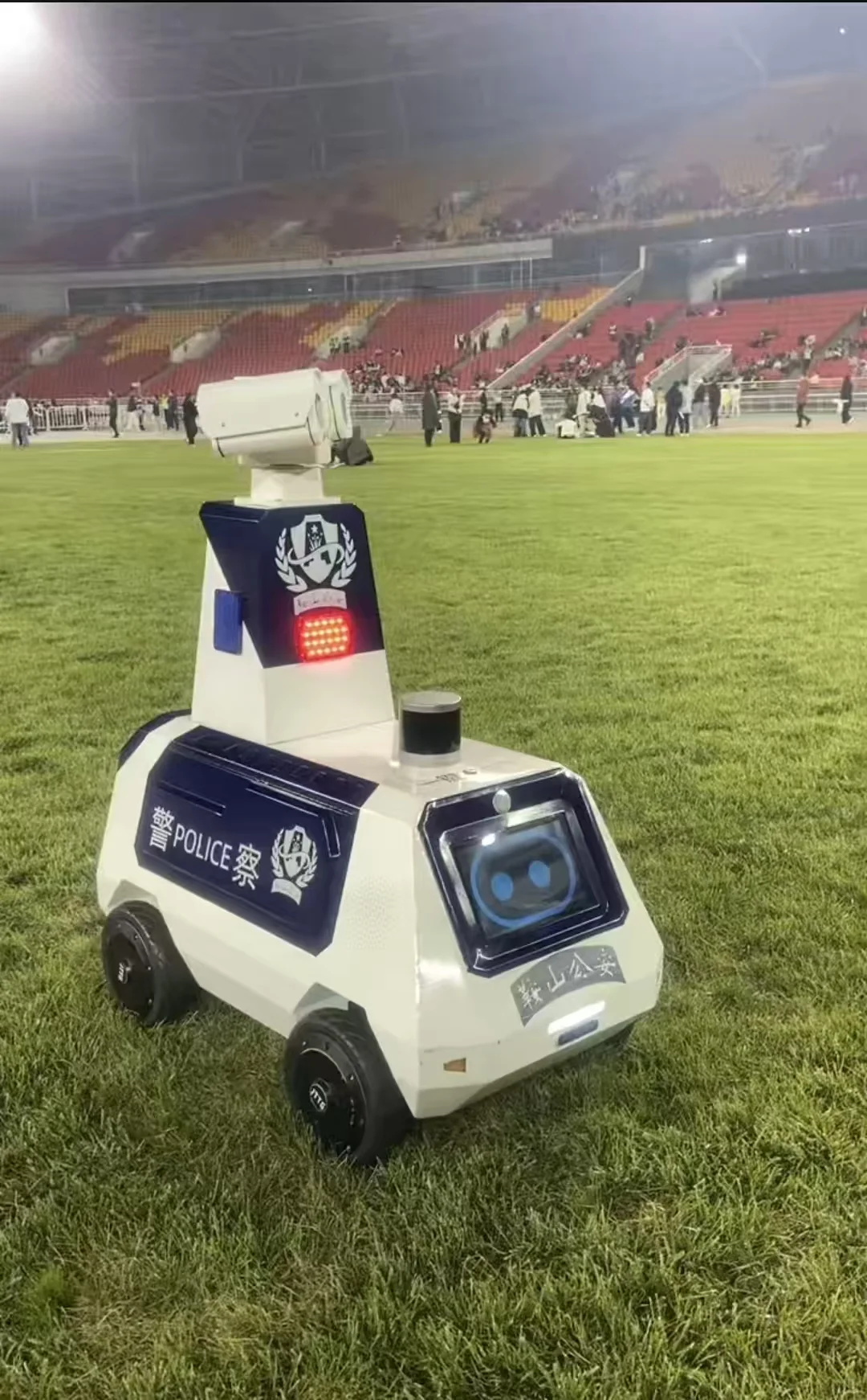 警用机器人实测：硬核功能应对大型活动安保