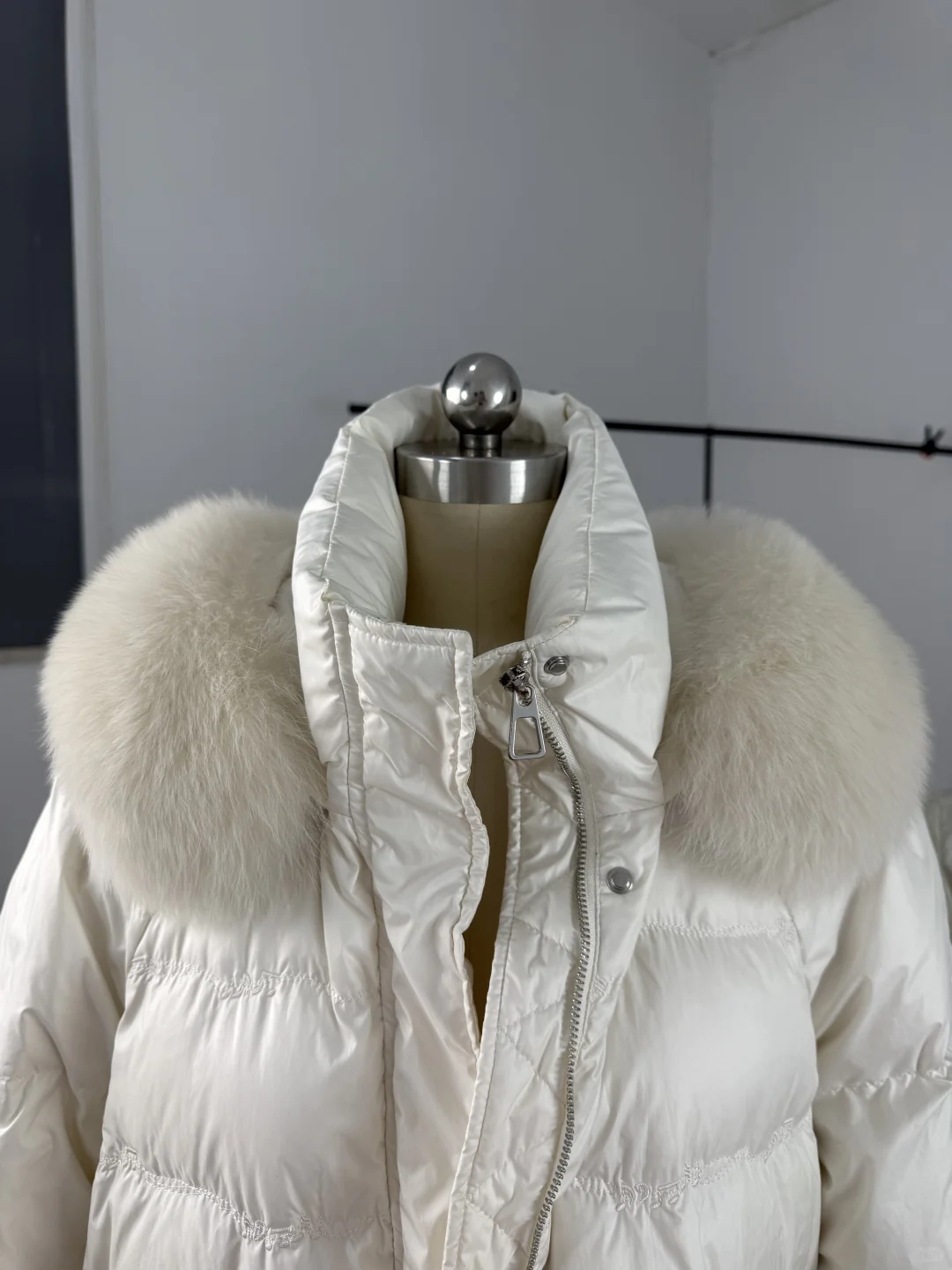 工厂实拍·羽绒服定制毛领、进口白狐