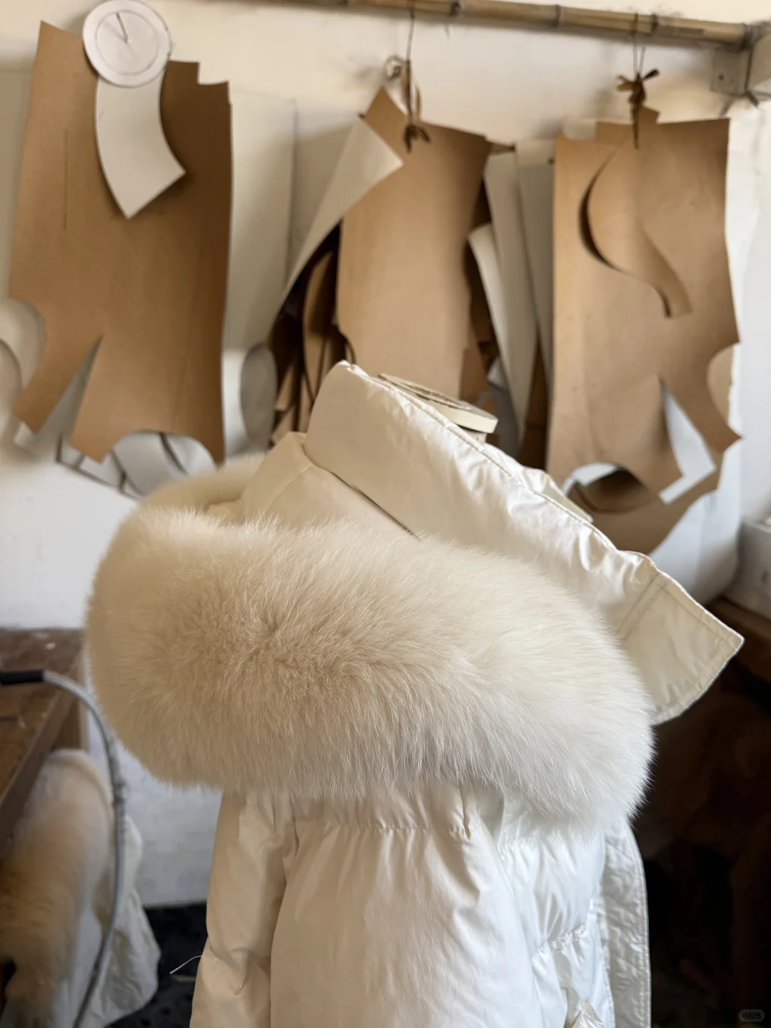 工厂实拍·羽绒服定制毛领、进口白狐