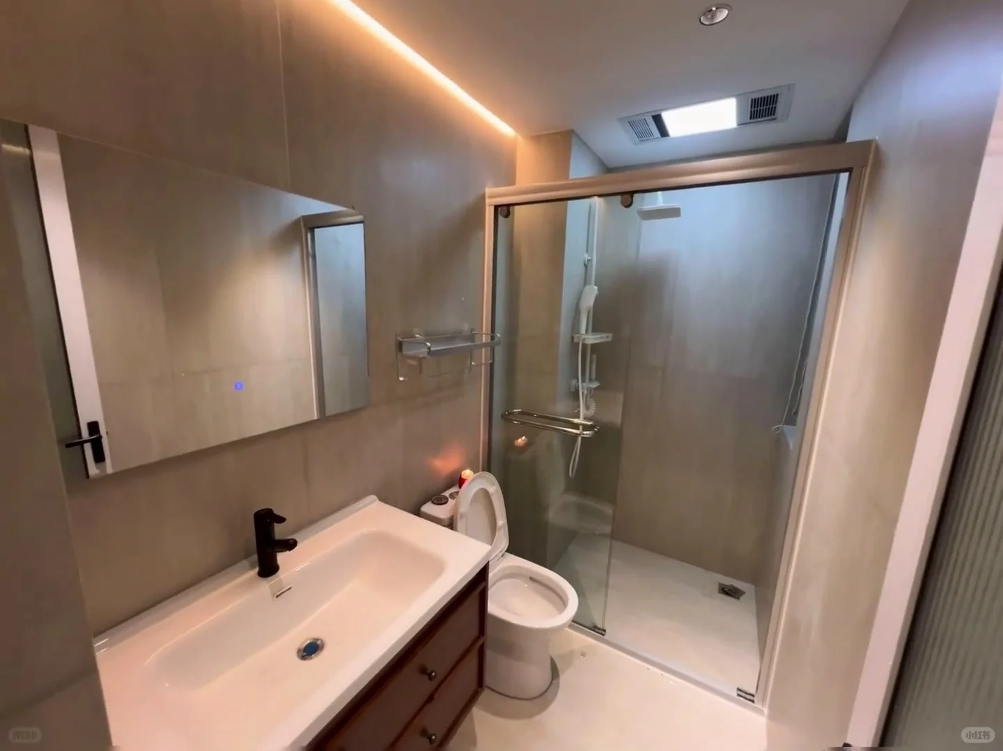 浦东2号线华夏东路地铁100米，一室户2000|