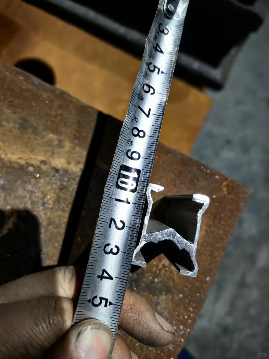 单极安全滑触线是一种为移动设备供电的装置