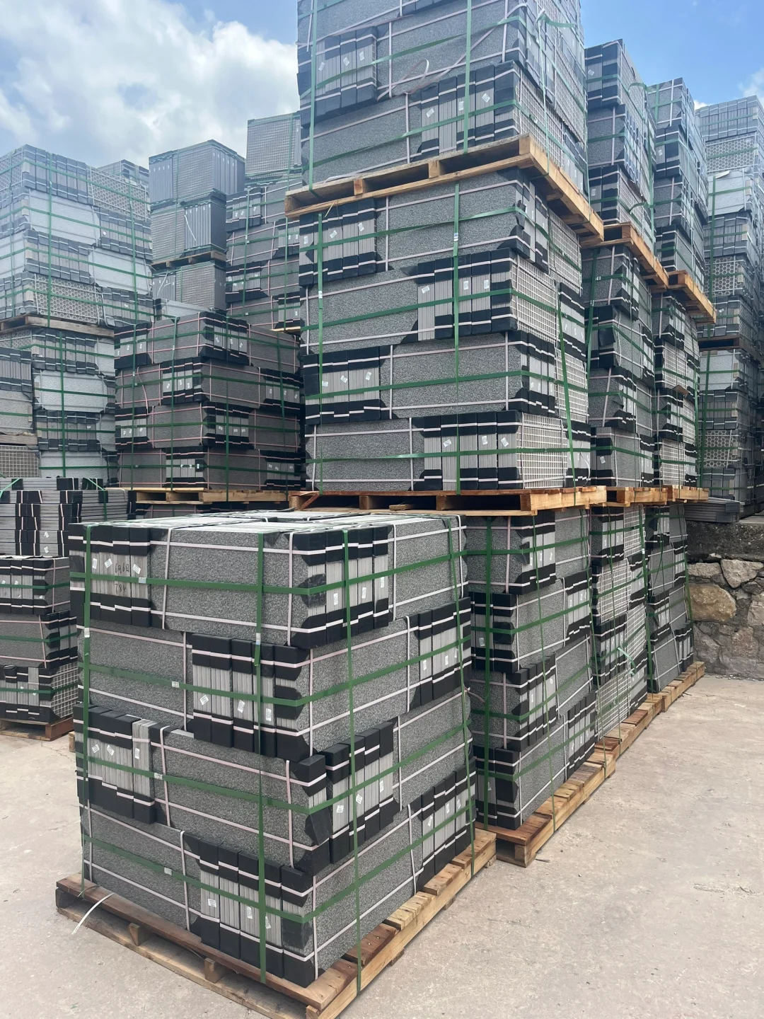 揭秘！生态地铺石的“智造工厂”